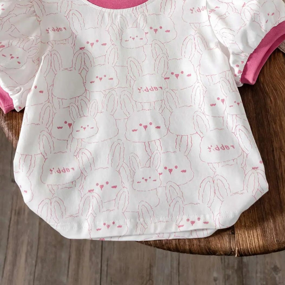Blusa feminina infantil Blusa infantil com babado Blusa com estampa de coelho Roupas infantis algodão e poliéster Blusa de algodão e poliéster Blusa com babado e coelho Roupa feminina infantil estampa coelho Blusa infantil fofa Blusa com estampa animal Moda infantil blusa coelho