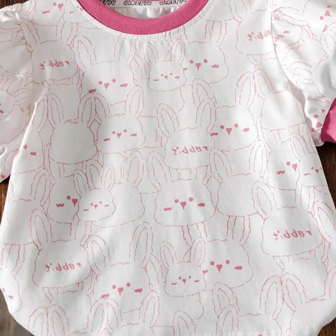 Blusa feminina infantil Blusa infantil com babado Blusa com estampa de coelho Roupas infantis algodão e poliéster Blusa de algodão e poliéster Blusa com babado e coelho Roupa feminina infantil estampa coelho Blusa infantil fofa Blusa com estampa animal Moda infantil blusa coelho