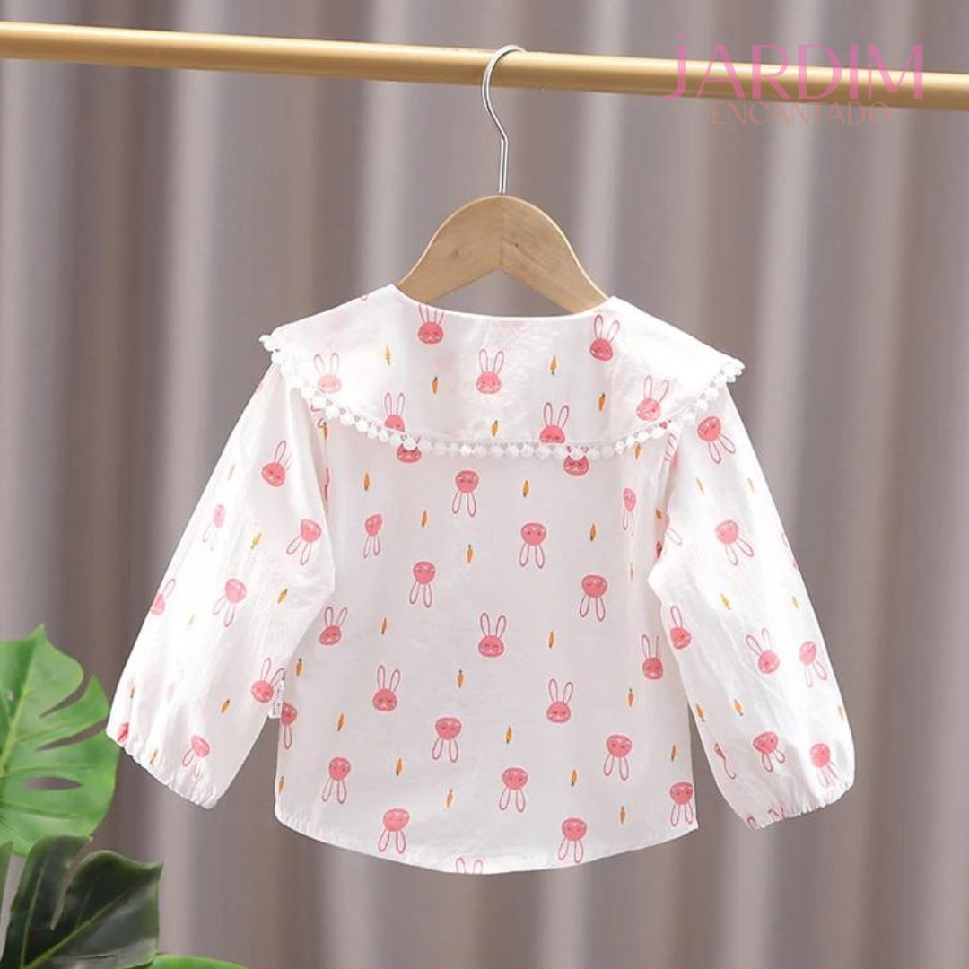 Blusa feminina infantil Blusa infantil com babado Blusa com estampa de coelho Roupas infantis algodão e poliéster Blusa de algodão e poliéster Blusa com babado e coelho Roupa feminina infantil estampa coelho Blusa infantil fofa Blusa com estampa animal Moda infantil blusa coelho