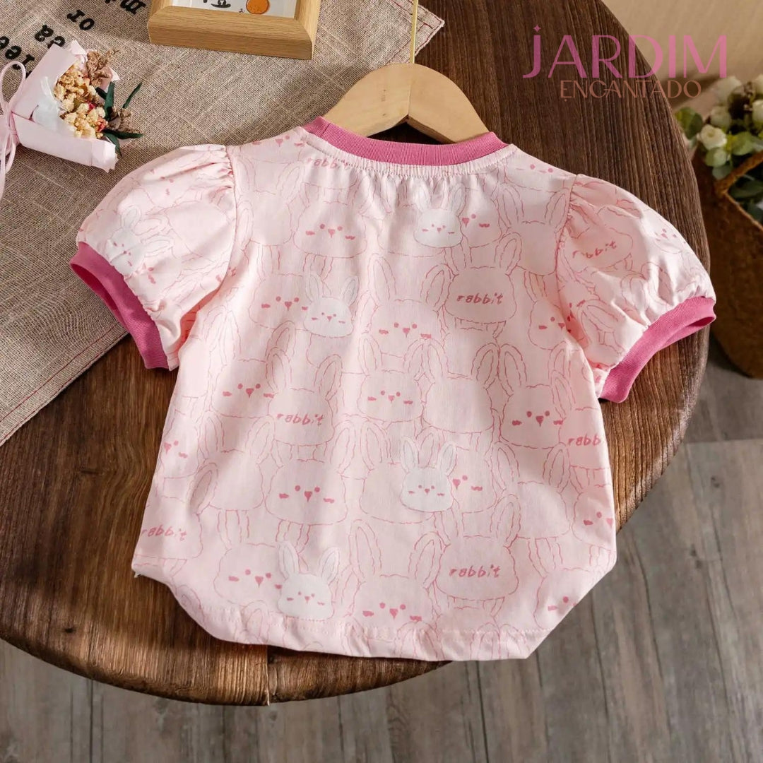Blusa feminina infantil Blusa infantil com babado Blusa com estampa de coelho Roupas infantis algodão e poliéster Blusa de algodão e poliéster Blusa com babado e coelho Roupa feminina infantil estampa coelho Blusa infantil fofa Blusa com estampa animal Moda infantil blusa coelho