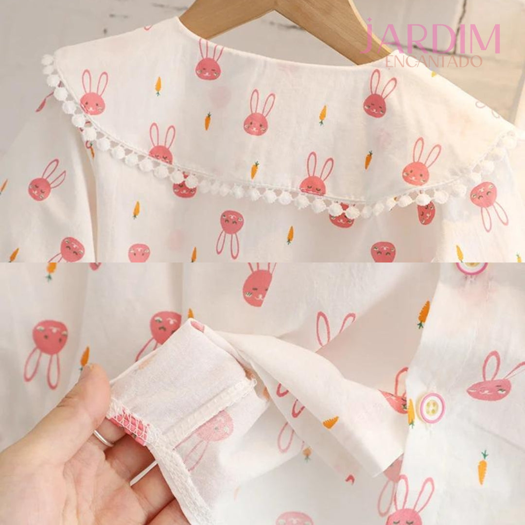 Blusa feminina infantil Blusa infantil com babado Blusa com estampa de coelho Roupas infantis algodão e poliéster Blusa de algodão e poliéster Blusa com babado e coelho Roupa feminina infantil estampa coelho Blusa infantil fofa Blusa com estampa animal Moda infantil blusa coelho