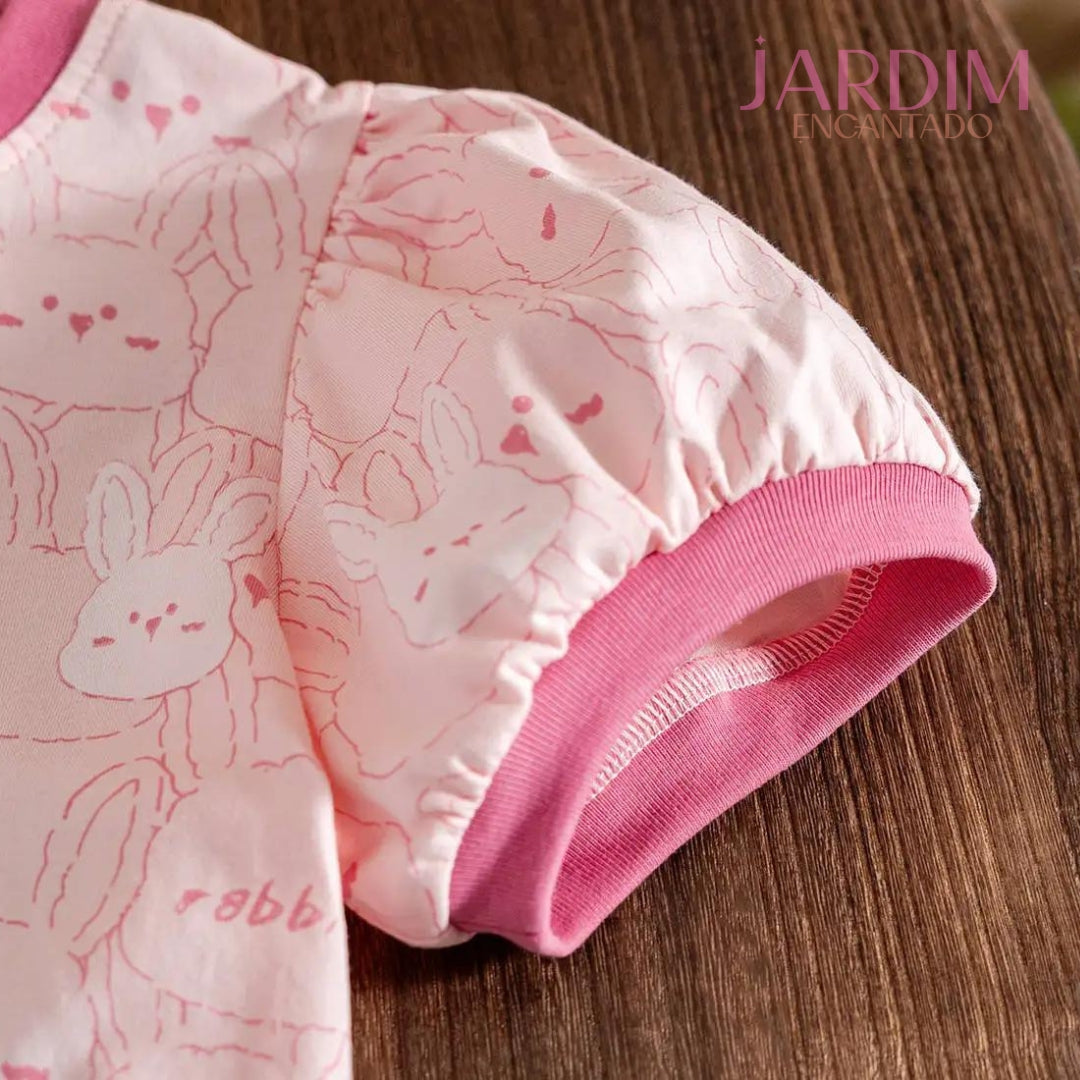 Blusa feminina infantil Blusa infantil com babado Blusa com estampa de coelho Roupas infantis algodão e poliéster Blusa de algodão e poliéster Blusa com babado e coelho Roupa feminina infantil estampa coelho Blusa infantil fofa Blusa com estampa animal Moda infantil blusa coelho