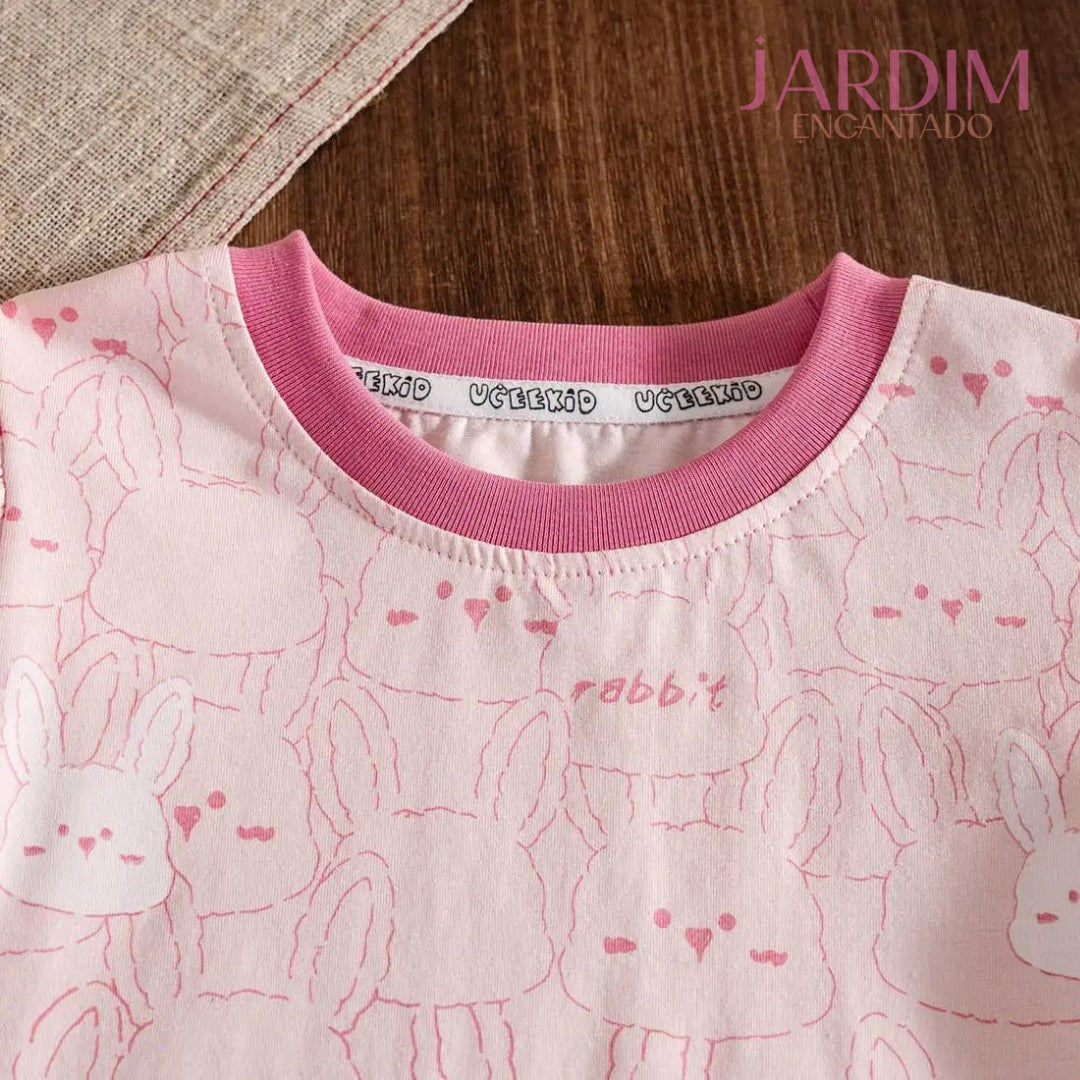 Blusa feminina infantil Blusa infantil com babado Blusa com estampa de coelho Roupas infantis algodão e poliéster Blusa de algodão e poliéster Blusa com babado e coelho Roupa feminina infantil estampa coelho Blusa infantil fofa Blusa com estampa animal Moda infantil blusa coelho