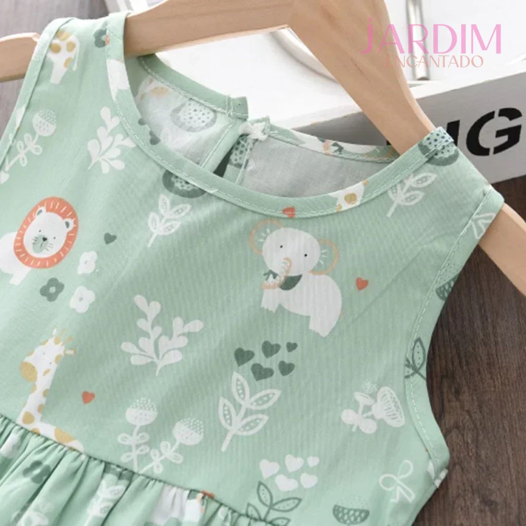 Vestido infantil verde e branco com estampa de ursos Vestido de menina verde e branco com ursos Vestido infantil temático de ursos verde e branco Vestido verde e branco infantil com desenho de ursos Roupa infantil verde e branco com estampa de ursos Vestido de bebê verde e branco com ursos Vestido de criança verde e branco com ursos Vestido verde e branco de menina com estampa de ursinho Vestido infantil estampado com ursos verde e branco Vestido verde e branco com desenho de ursos para meninas
