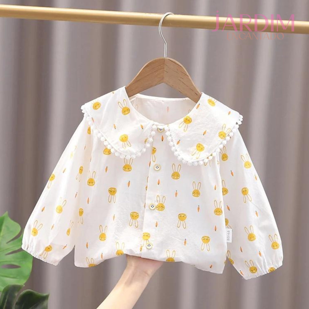 Blusa feminina infantil Blusa infantil com babado Blusa com estampa de coelho Roupas infantis algodão e poliéster Blusa de algodão e poliéster Blusa com babado e coelho Roupa feminina infantil estampa coelho Blusa infantil fofa Blusa com estampa animal Moda infantil blusa coelho