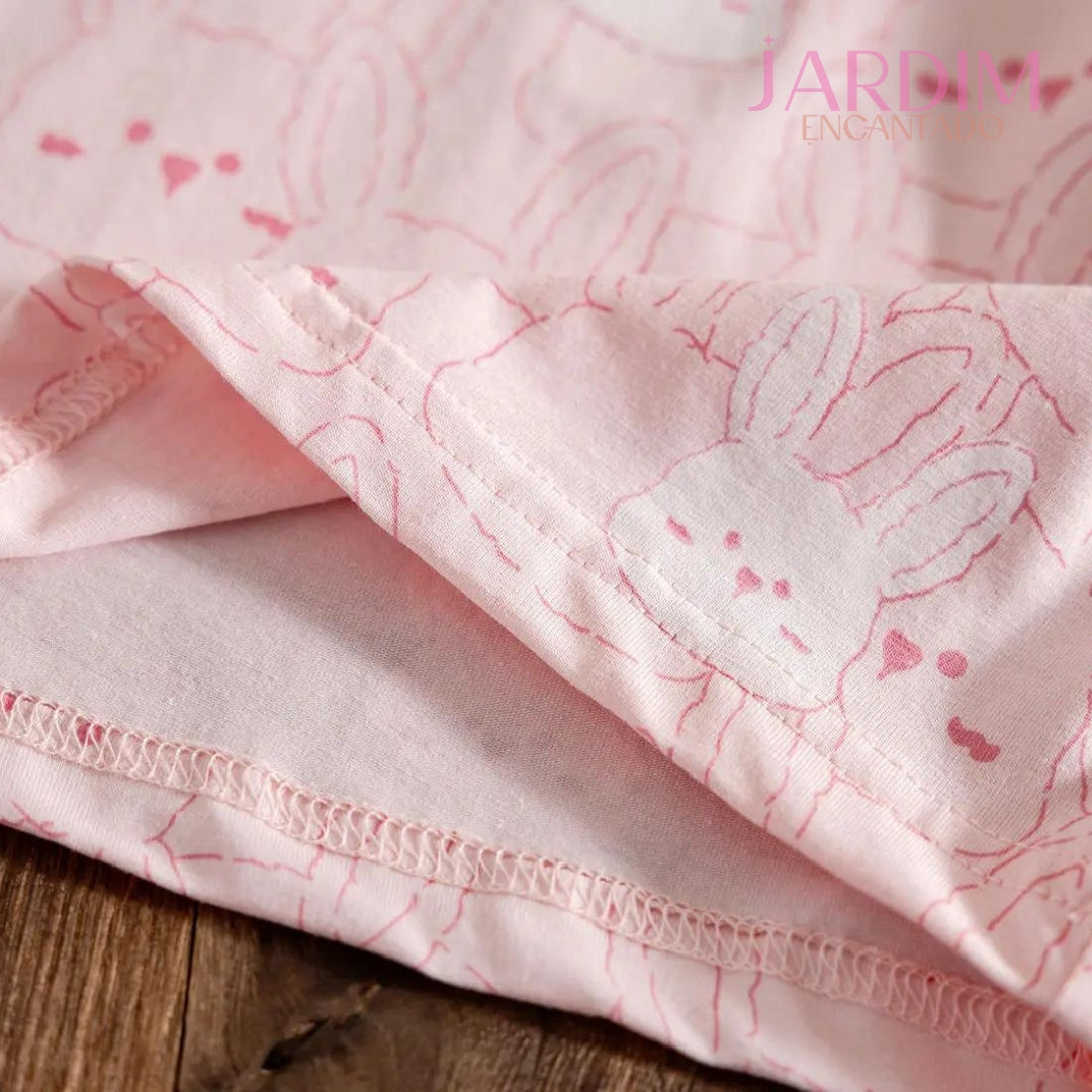 Blusa feminina infantil Blusa infantil com babado Blusa com estampa de coelho Roupas infantis algodão e poliéster Blusa de algodão e poliéster Blusa com babado e coelho Roupa feminina infantil estampa coelho Blusa infantil fofa Blusa com estampa animal Moda infantil blusa coelho