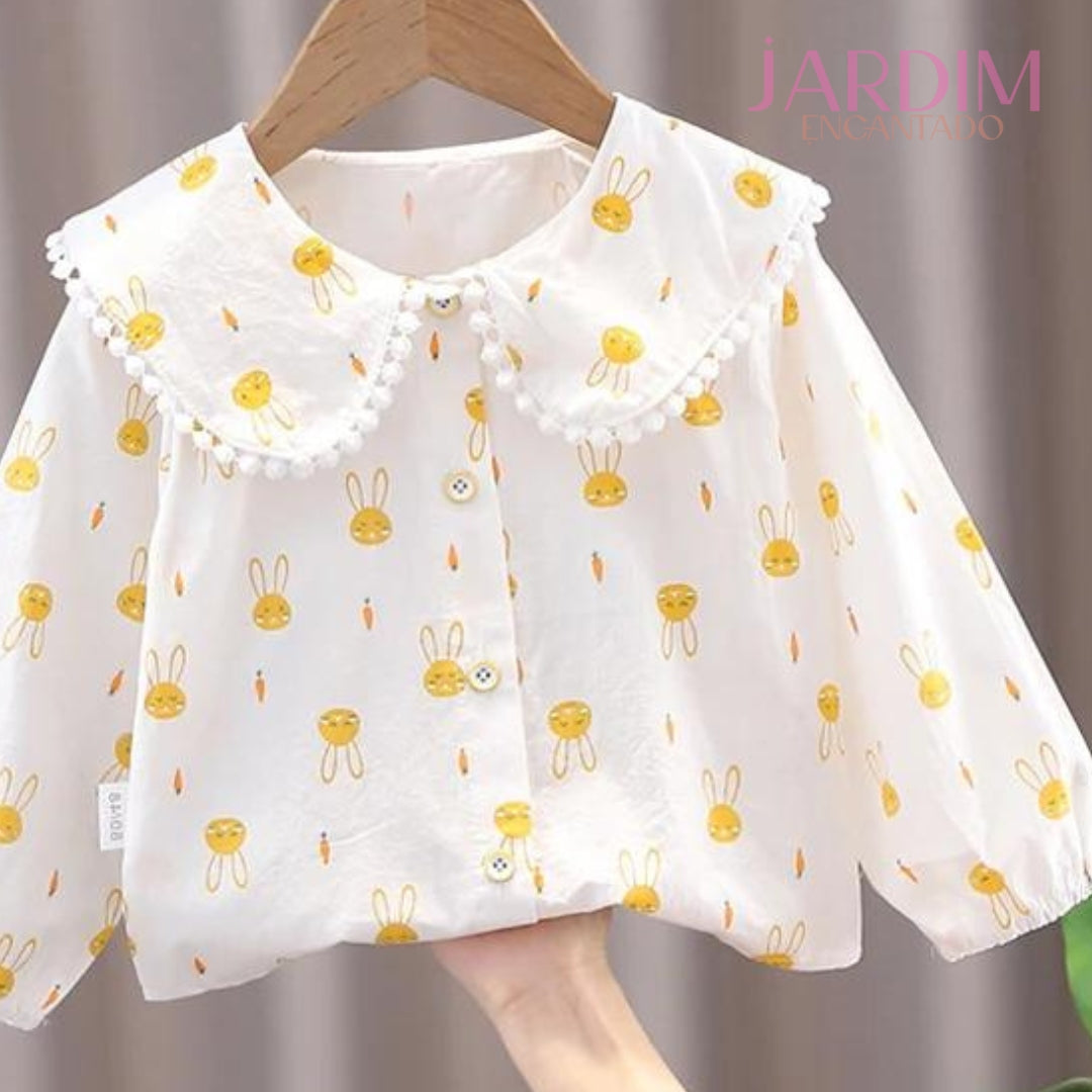 Blusa feminina infantil Blusa infantil com babado Blusa com estampa de coelho Roupas infantis algodão e poliéster Blusa de algodão e poliéster Blusa com babado e coelho Roupa feminina infantil estampa coelho Blusa infantil fofa Blusa com estampa animal Moda infantil blusa coelho