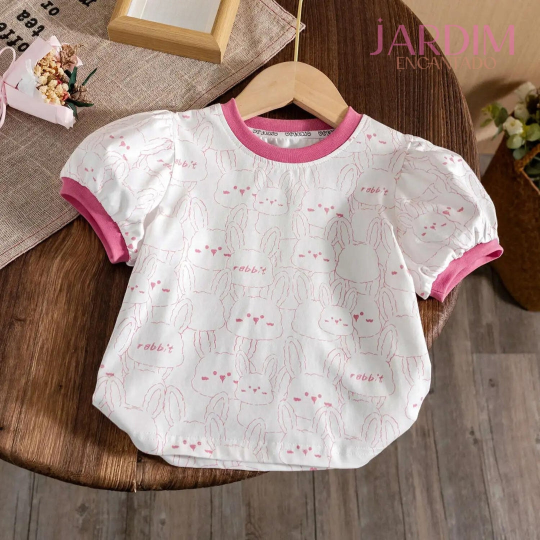 Blusa feminina infantil Blusa infantil com babado Blusa com estampa de coelho Roupas infantis algodão e poliéster Blusa de algodão e poliéster Blusa com babado e coelho Roupa feminina infantil estampa coelho Blusa infantil fofa Blusa com estampa animal Moda infantil blusa coelho