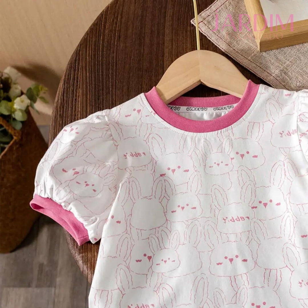 Blusa feminina infantil Blusa infantil com babado Blusa com estampa de coelho Roupas infantis algodão e poliéster Blusa de algodão e poliéster Blusa com babado e coelho Roupa feminina infantil estampa coelho Blusa infantil fofa Blusa com estampa animal Moda infantil blusa coelho