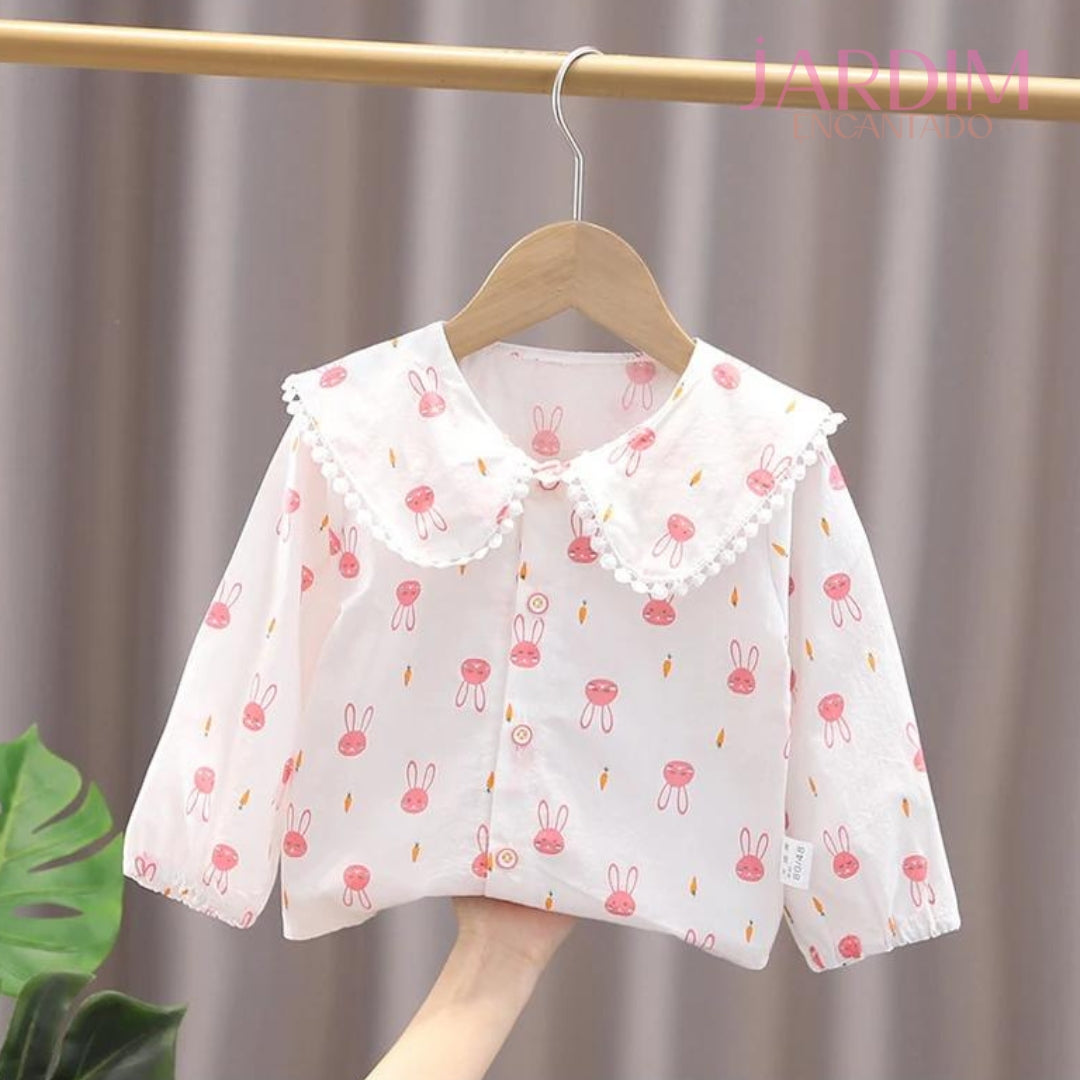 Blusa feminina infantil Blusa infantil com babado Blusa com estampa de coelho Roupas infantis algodão e poliéster Blusa de algodão e poliéster Blusa com babado e coelho Roupa feminina infantil estampa coelho Blusa infantil fofa Blusa com estampa animal Moda infantil blusa coelho