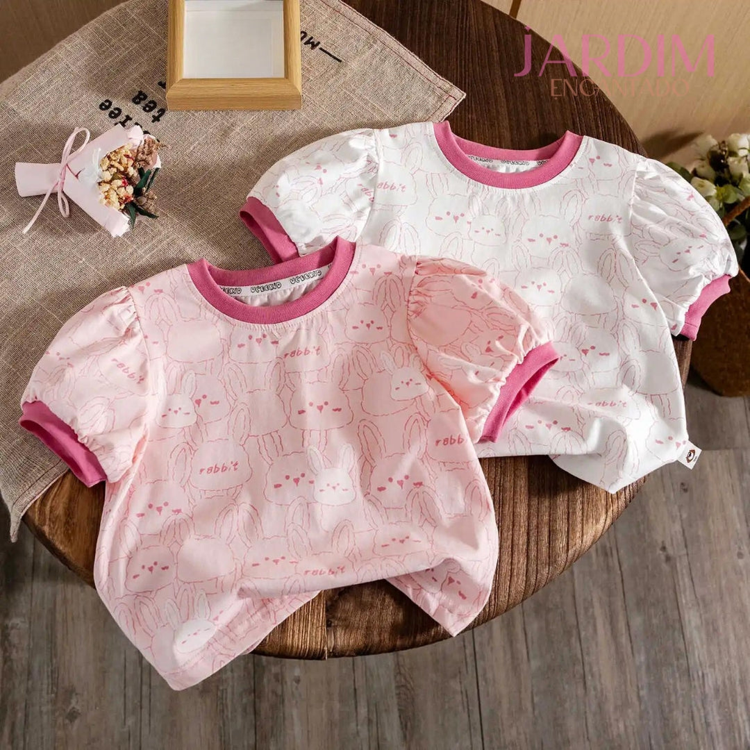 Blusa feminina infantil Blusa infantil com babado Blusa com estampa de coelho Roupas infantis algodão e poliéster Blusa de algodão e poliéster Blusa com babado e coelho Roupa feminina infantil estampa coelho Blusa infantil fofa Blusa com estampa animal Moda infantil blusa coelho