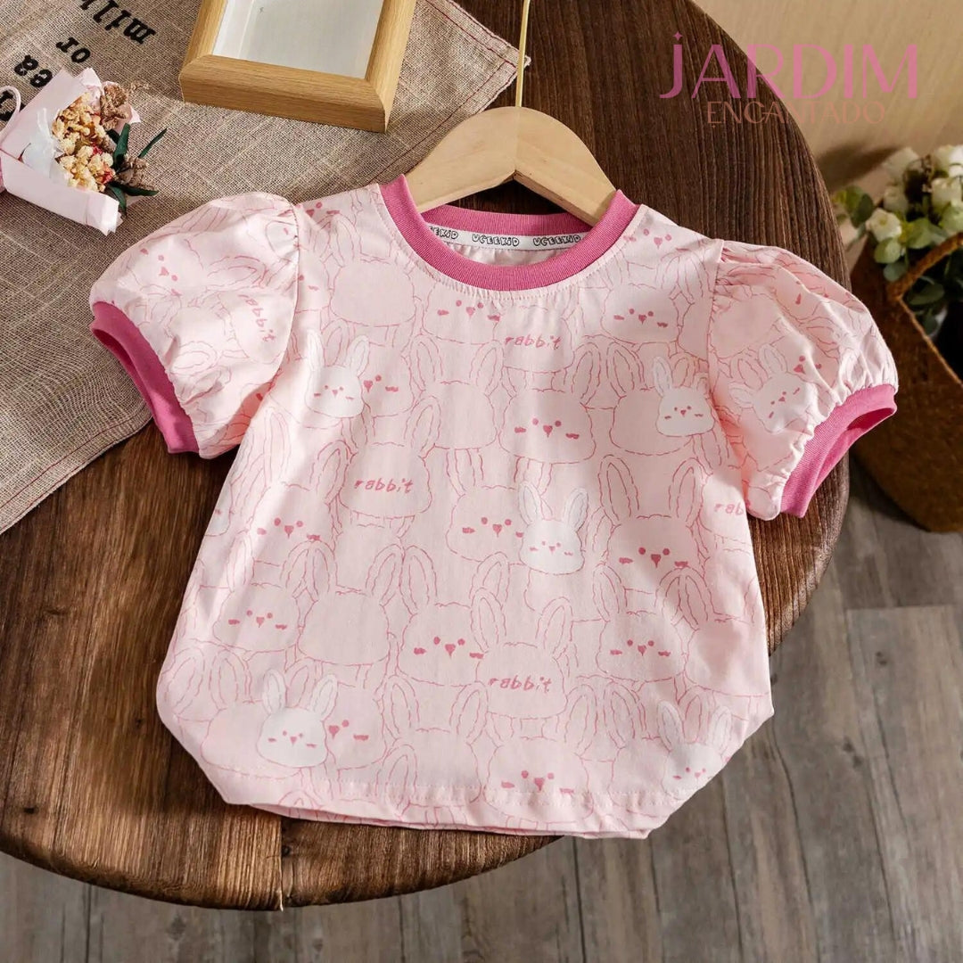 Blusa feminina infantil Blusa infantil com babado Blusa com estampa de coelho Roupas infantis algodão e poliéster Blusa de algodão e poliéster Blusa com babado e coelho Roupa feminina infantil estampa coelho Blusa infantil fofa Blusa com estampa animal Moda infantil blusa coelho