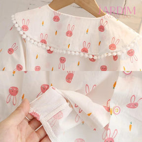 Blusa feminina infantil Blusa infantil com babado Blusa com estampa de coelho Roupas infantis algodão e poliéster Blusa de algodão e poliéster Blusa com babado e coelho Roupa feminina infantil estampa coelho Blusa infantil fofa Blusa com estampa animal Moda infantil blusa coelho