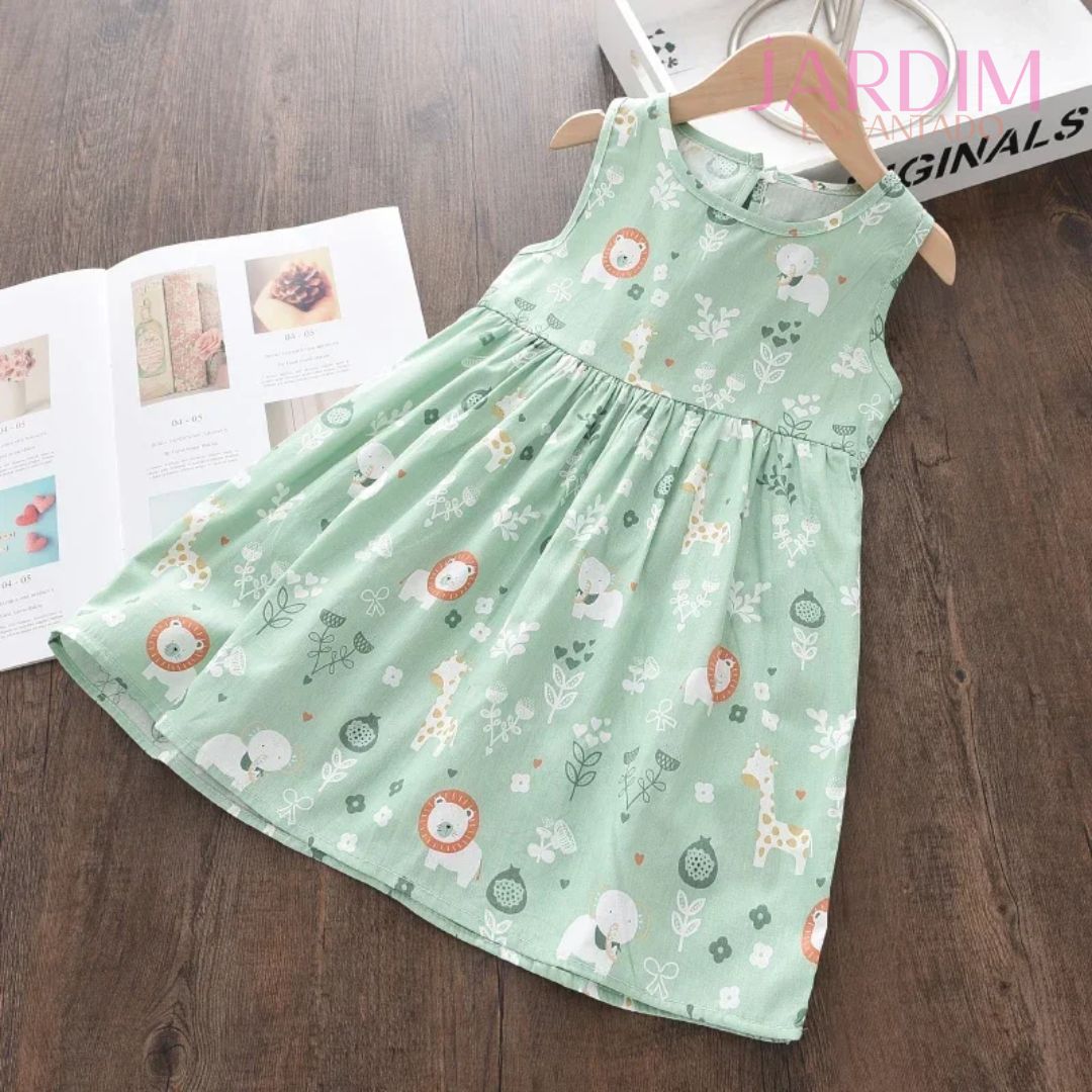 Vestido infantil verde e branco com estampa de ursos Vestido de menina verde e branco com ursos Vestido infantil temático de ursos verde e branco Vestido verde e branco infantil com desenho de ursos Roupa infantil verde e branco com estampa de ursos Vestido de bebê verde e branco com ursos Vestido de criança verde e branco com ursos Vestido verde e branco de menina com estampa de ursinho Vestido infantil estampado com ursos verde e branco Vestido verde e branco com desenho de ursos para meninas