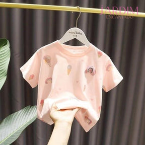 Blusa infantil feminina estampa de sorvetes Blusa menina sorvetes algodão poliéster Blusa infantil estampa sorvetes menina Roupa infantil feminina estampa sorvetes Blusa infantil menina algodão poliéster Blusa de menina com estampa de sorvetes Blusa infantil feminina estampada algodão Blusa infantil sorvete algodão poliéster Blusa estampa sorvetes menina Blusa infantil sorvetes algodão e poliéster
