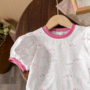 Blusa feminina infantil Blusa infantil com babado Blusa com estampa de coelho Roupas infantis algodão e poliéster Blusa de algodão e poliéster Blusa com babado e coelho Roupa feminina infantil estampa coelho Blusa infantil fofa Blusa com estampa animal Moda infantil blusa coelho